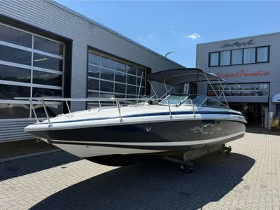 motorboot op trailer voor bedrijfspand