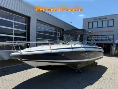 motorboot op trailer bij bedrijfspand