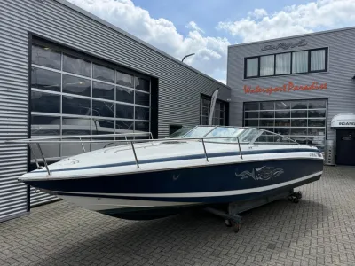 snelboot op trailer voor bedrijfsgebouw