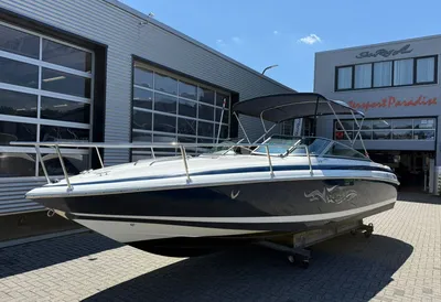 snelboot op trailer voor bedrijfsgebouw
