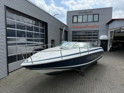 snelboot buiten bij bedrijfspand