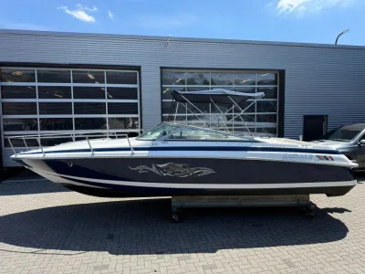 speedboot op bok voor bedrijfsdeur