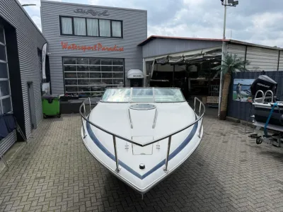 snelboot voor showroom op parkeerterrein