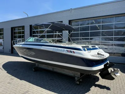 Boot op trailer bij bedrijfspand