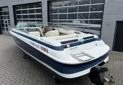 open motorboot op trailer bij bedrijfspand