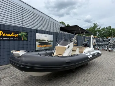 zwarte RIB-boot op trailer bij gebouw