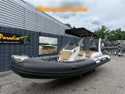 zwarte RIB op parkeerplaats