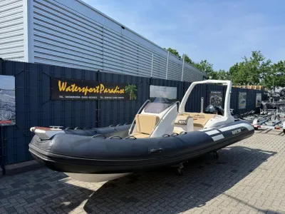 zwarte RIB boot op trailer bij showroom