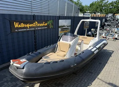 zwarte rib-boot buiten bij showroom