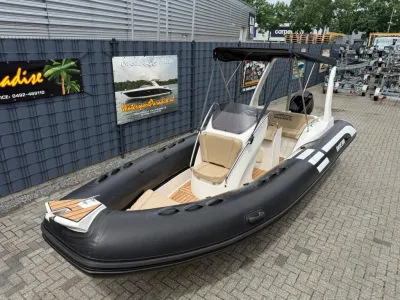 zwarte rib-boot op buitenterrein