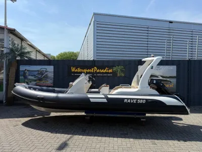 zwarte rib-boot op trailer buiten