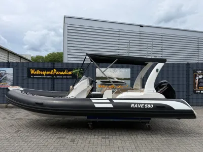 zwarte RIB-boot bij loods