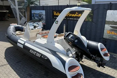 zwarte rubberboot bij showroom