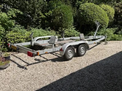 metalen boottrailer op grind