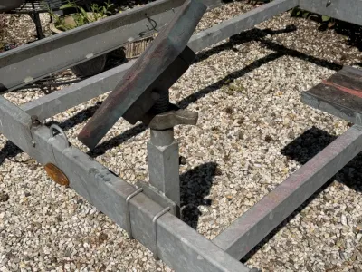 close-up van trailerframe op grind