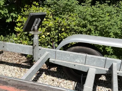 Trailerframe en wiel bij struiken