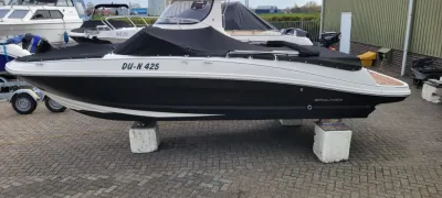motorboot op de kant bij jachthaven