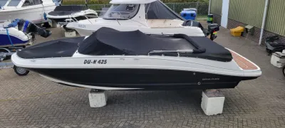 zijkant motorboot op bokken