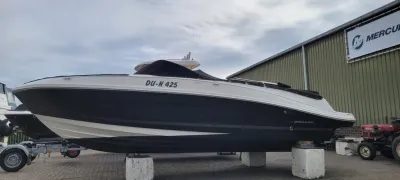 snelboot op blokken bij loods
