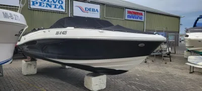 boot op blokken buiten in jachthaven