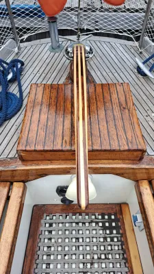 teakhouten stuur en kuip van zeilboot