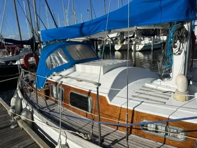 zeiljacht aan steiger met mahonie opbouw