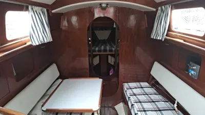 kajuitinterieur met tafel en zitplaatsen