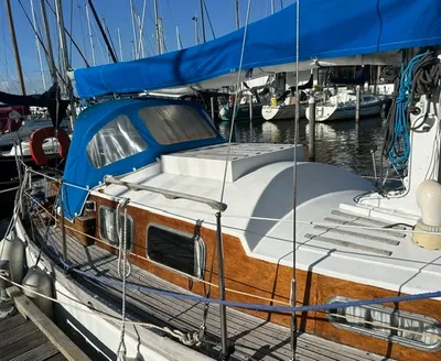 zeiljacht aangemeerd in jachthaven
