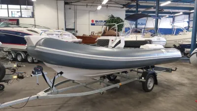 RIB op trailer in binnen showroom