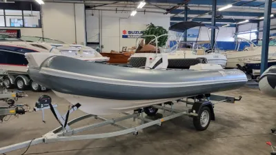RIB boot op trailer in showroom