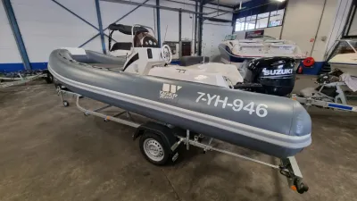 RIB op trailer in hal