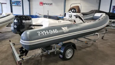 grijze RIB op trailer in binnenruimte