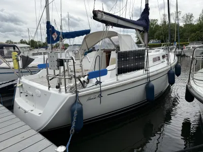 zeiljacht afgemeerd in jachthaven