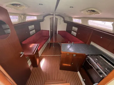 kajuitinterieur van zeilboot