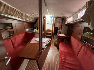 interieur zeiljacht salon met zithoek