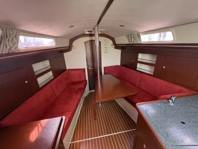 interieur kajuit met zithoek en tafel