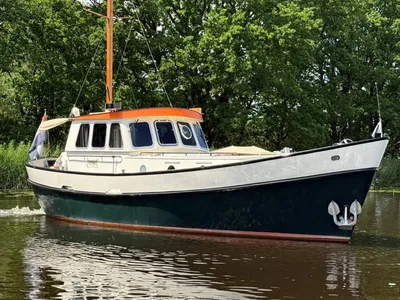 motorkotter op rustig water