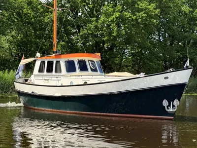 Kotter op het water, zijaanzicht