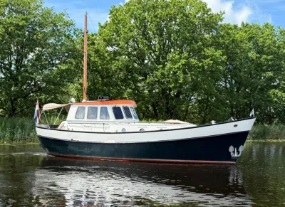kotter op water met bomen op de achtergrond