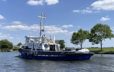 sleepboot op rivier