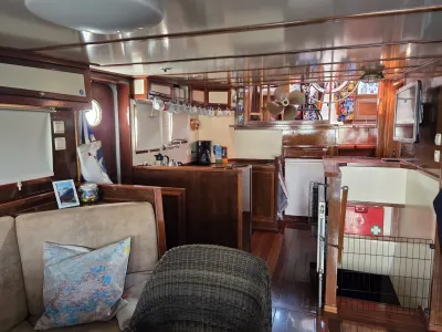 interieur met kombuis en stuurhut