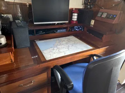 navigatietafel en werkplek in kajuit