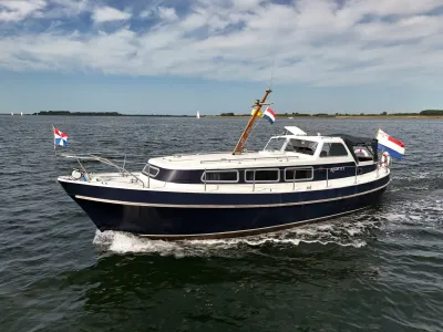 motorjacht op open water