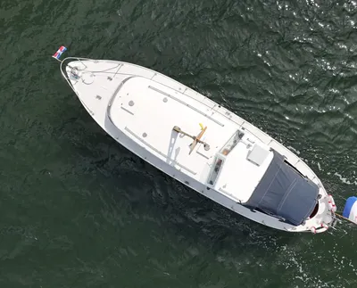wit motorjacht op water, bovenaanzicht