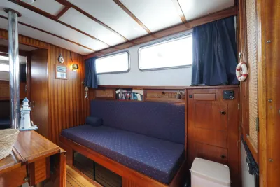kajuitinterieur met houten betimmering