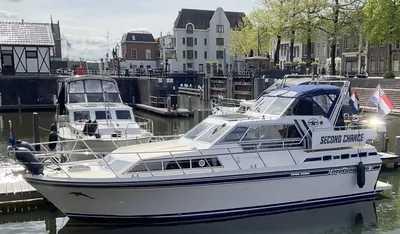 motorjacht afgemeerd in binnenhaven