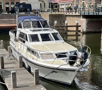 motorjacht afgemeerd bij stadsbrug