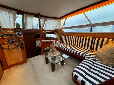 bootinterieur met salon en stuurstand