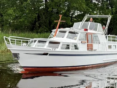 witte motorjacht op rustig water