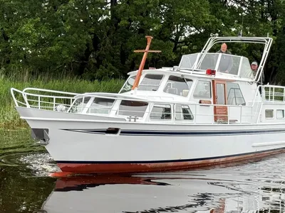 witte motorjacht op rustig water